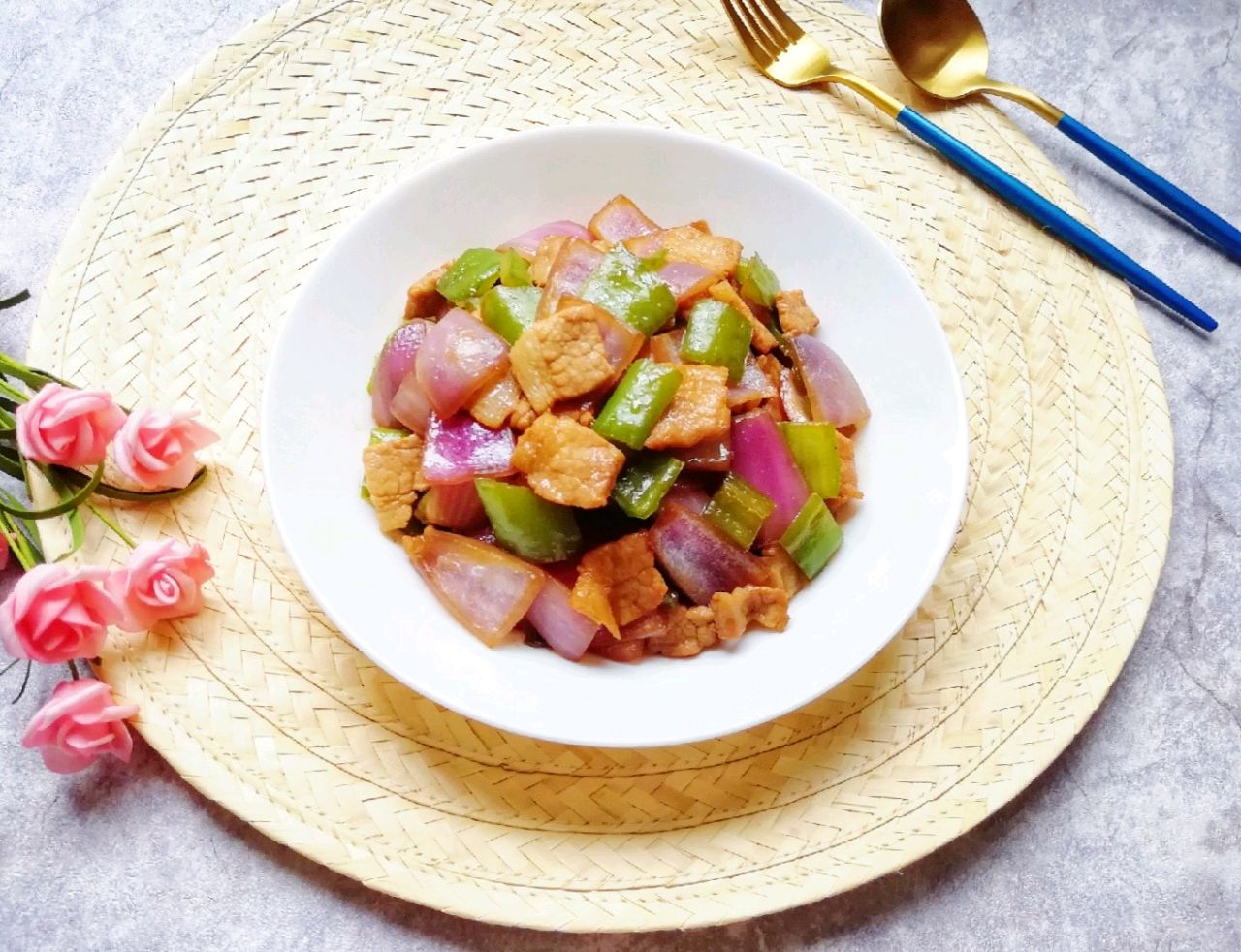 家常青椒洋葱炒肉片洋葱脆嫩不水肉片鲜嫩不柴太好吃了