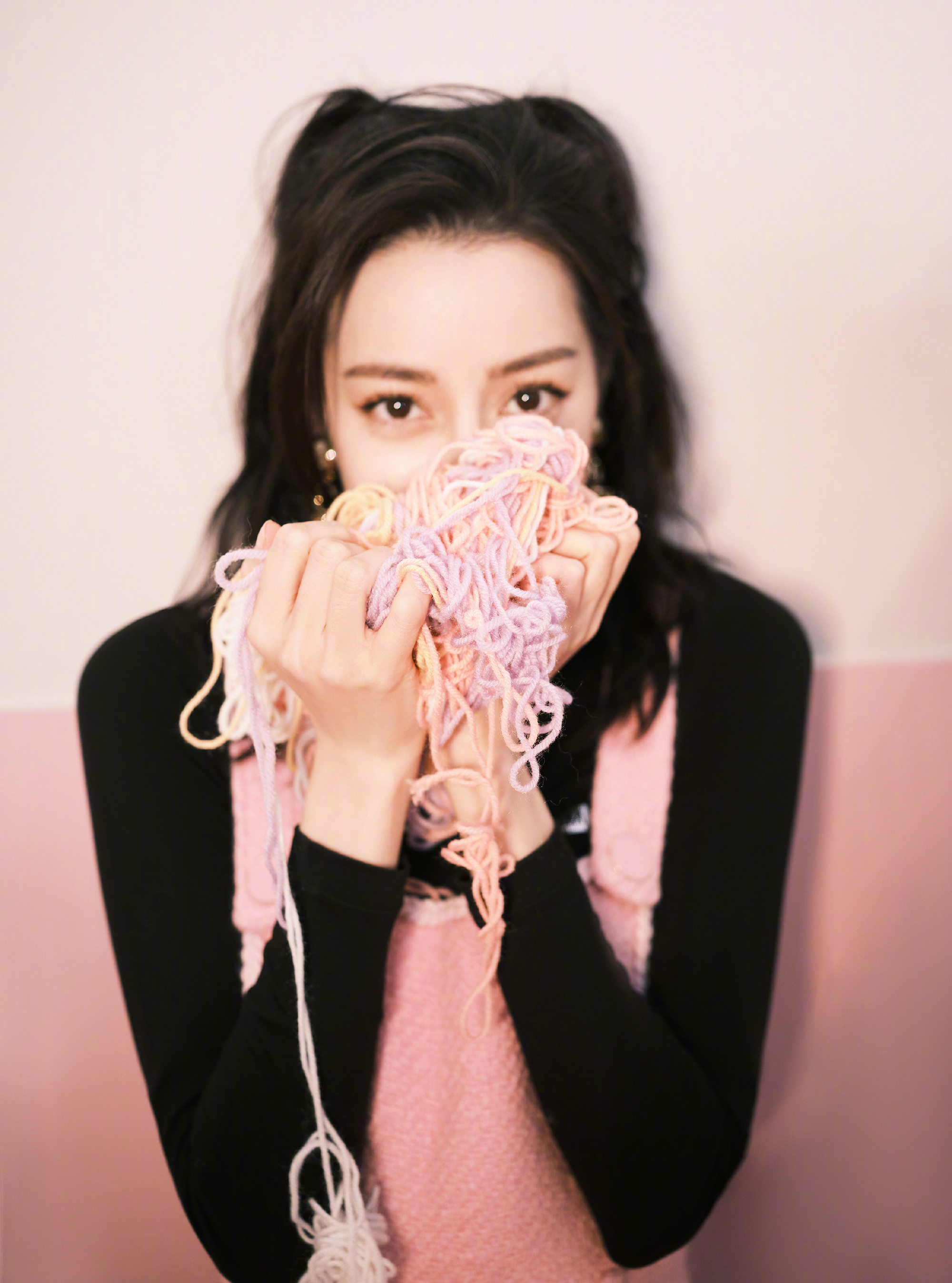 迪丽热巴今日份活动造型图粉色背带裤搭配黑色高领保暖衣