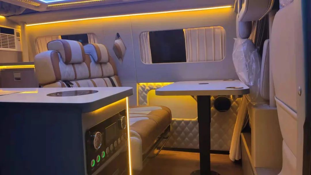 中部会客区是由双人卡座和气动升降桌组成,可通过操作变成尺寸1850*