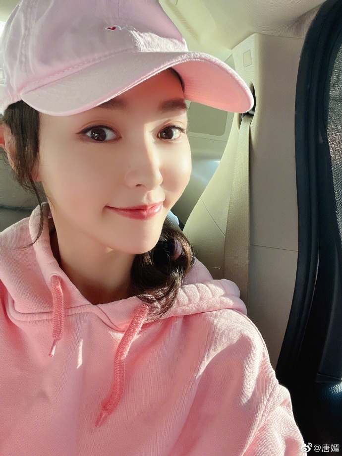 唐嫣分享自拍美照 对镜甜笑状态超好|唐嫣_新浪新闻