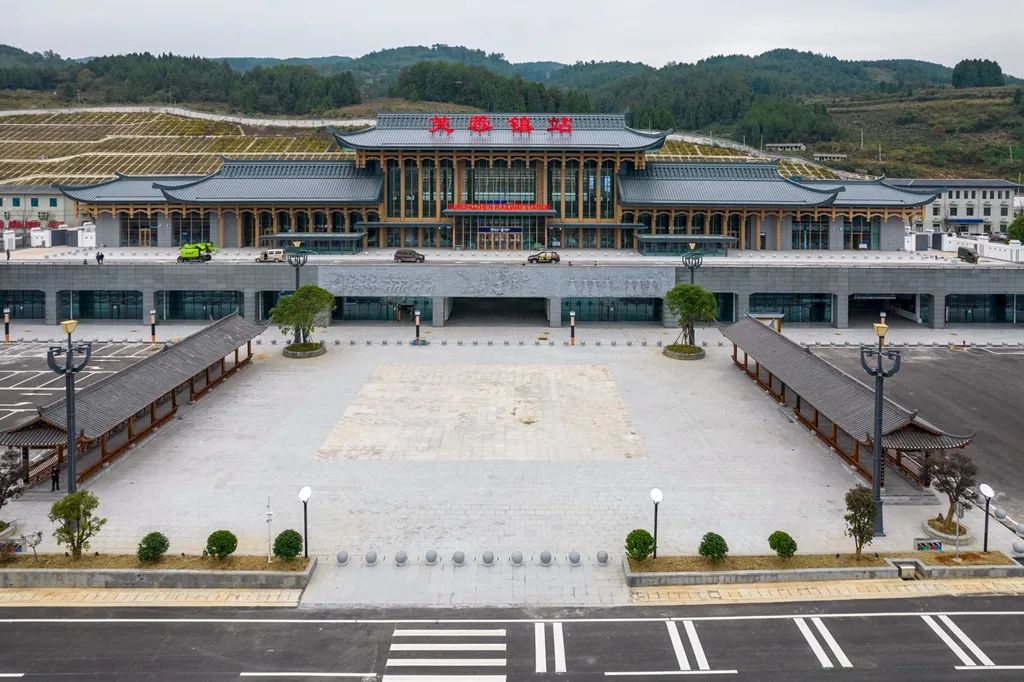 设有张家界西,芙蓉镇,古丈西,吉首东,凤凰古城,麻阳西,怀化南站共7个