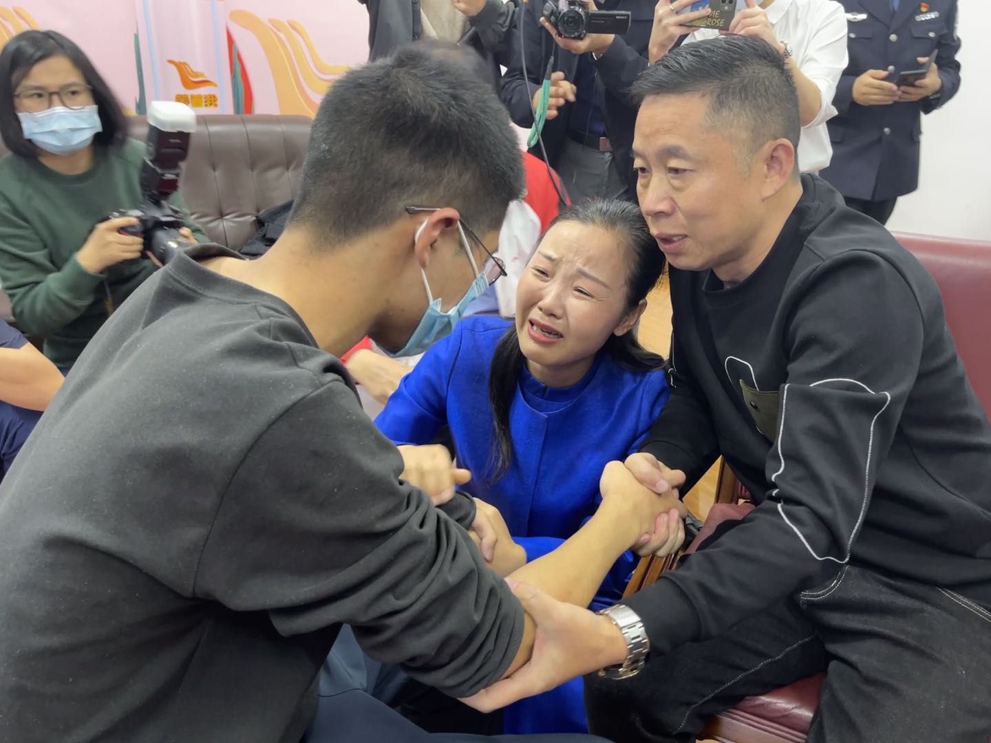 孙海洋与被拐14年儿子相认，嫌疑人涉两起案件现已被刑拘休闲区蓝鸢梦想 - Www.slyday.coM