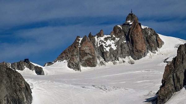 法国24：登山者在法伦勃朗峰发现大量珍贵宝石 数十年前印度失事飞机遗落休闲区蓝鸢梦想 - Www.slyday.coM