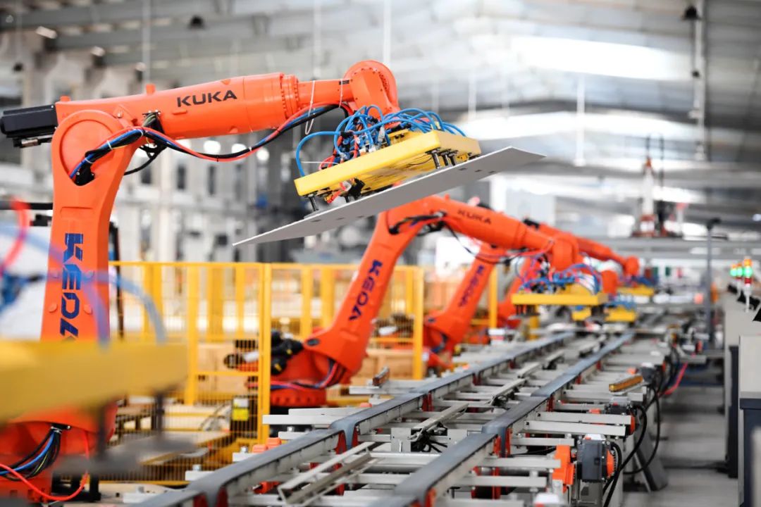 在增资扩产的江西和美陶瓷有限公司智能制造车间内,机器手臂正在自动