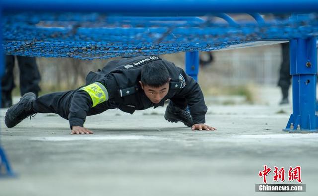 雪域高原上的"雪狼"特警队