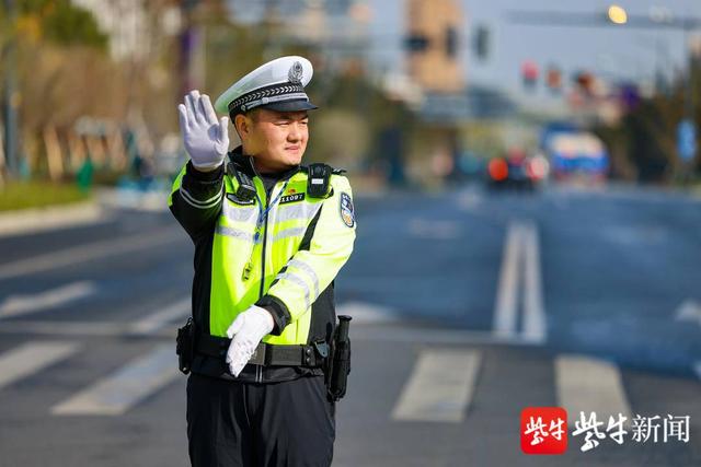 南站摆渡人交通指挥家看南京交警陈旭升如何破拥堵解民忧