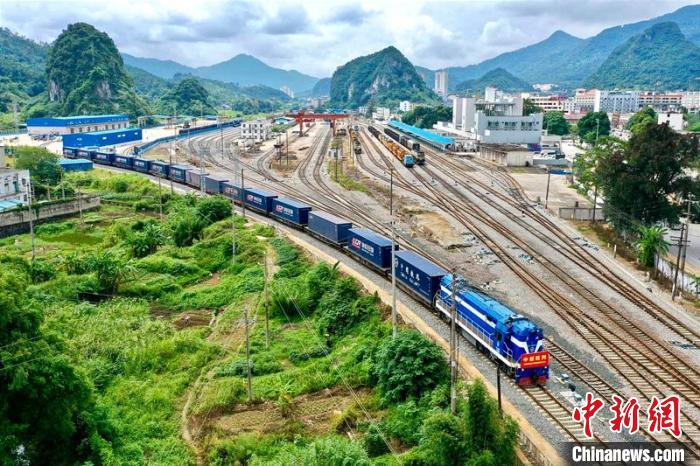 图为满载货物的中越班列从国铁凭祥口岸物流中心开往越南 刘雅琴 摄
