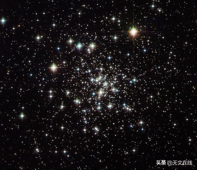 夜空中的绚烂星光或许不是独自闪耀而是群星璀璨