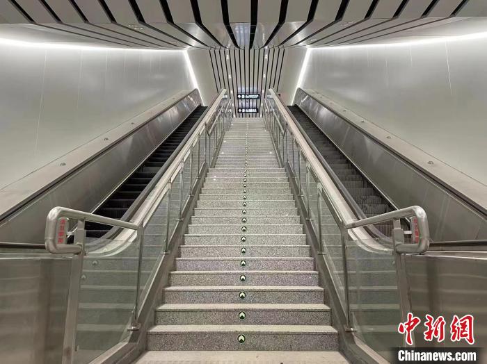 图为北京地铁房山线北延花乡东桥站A2出入口扶梯。北京市重大项目办供图