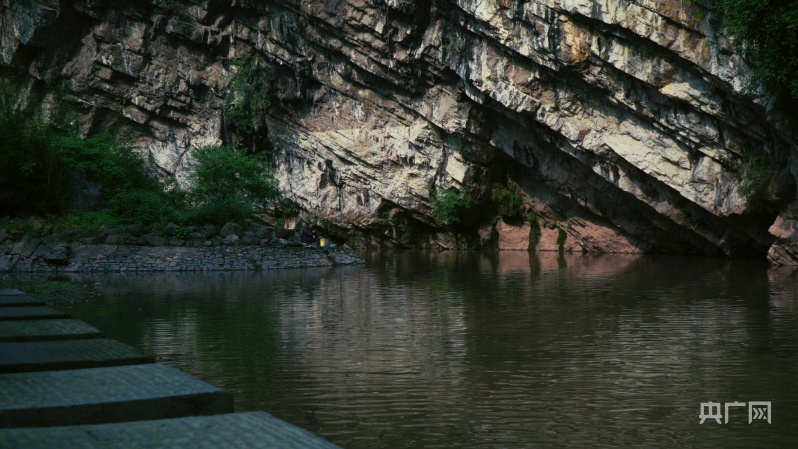 一城百景悬瀑如练重庆南温泉美景流淌