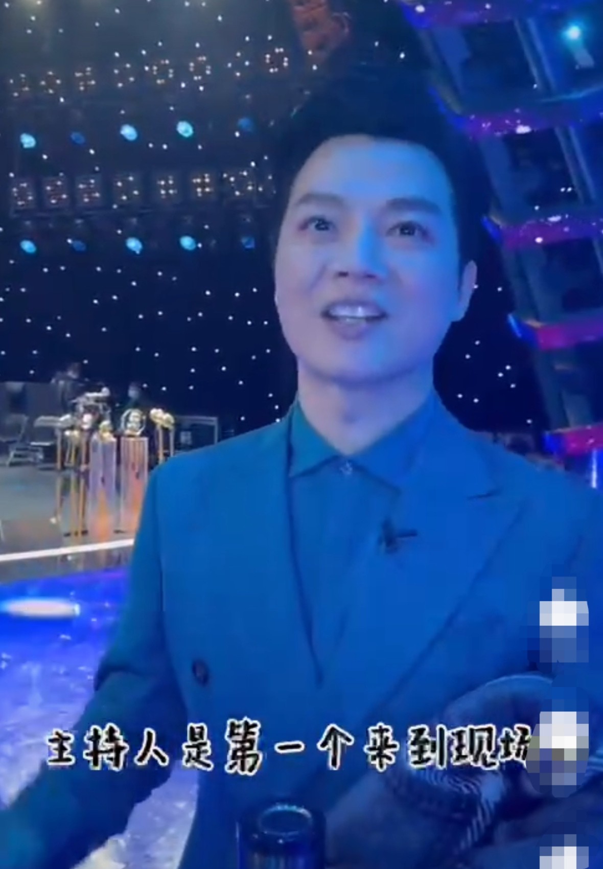 央视主持人任鲁豫晒工作日常站姿挺拔气质满满