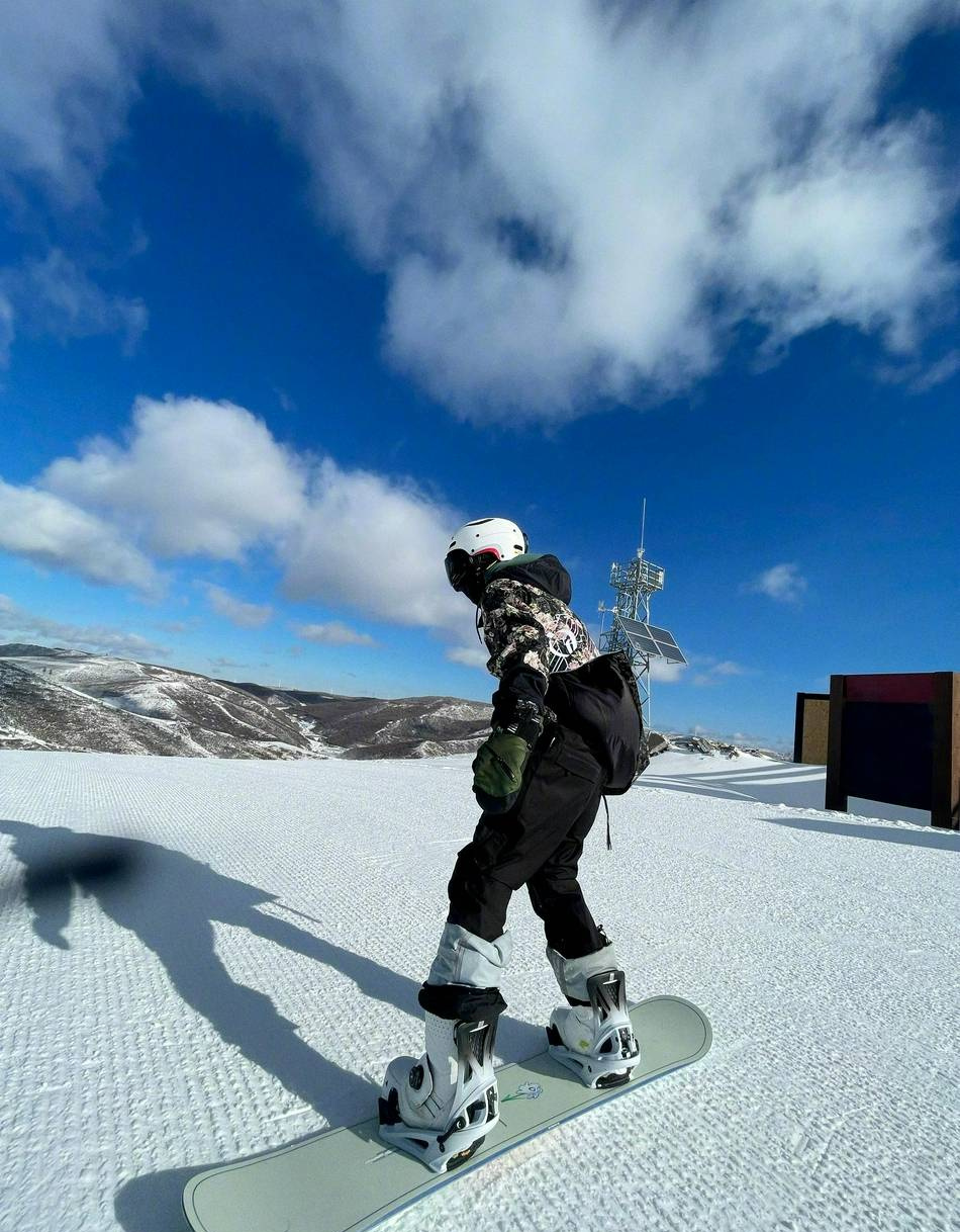 王源晒滑雪照姿势帅气驰骋雪道氛围感满分