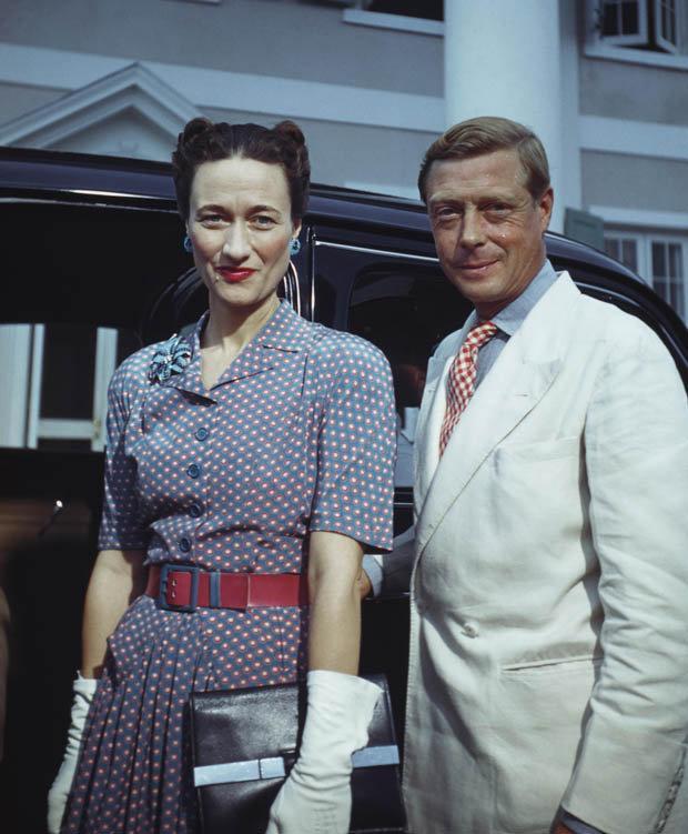 1937年,爱德华与沃利斯在少数宾客的陪同下结婚,成为温莎公爵和公爵