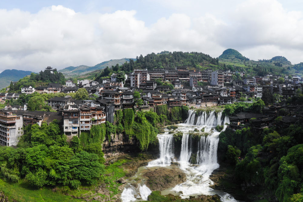 这是2020年5月15日拍摄的湖南省永顺县芙蓉镇景色(无人机照片).