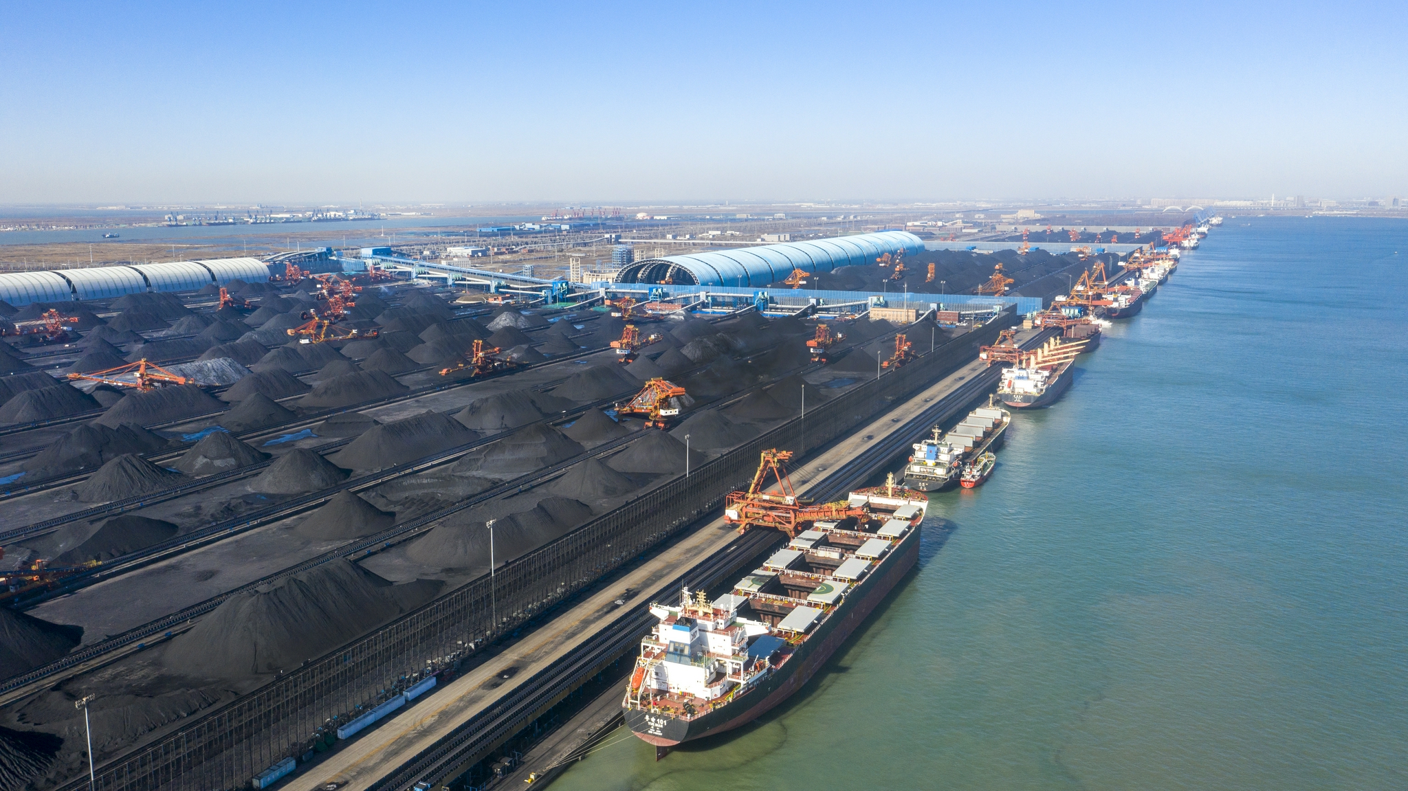 11月19日,曹妃甸煤码头正在接卸煤炭(闫如岳摄).