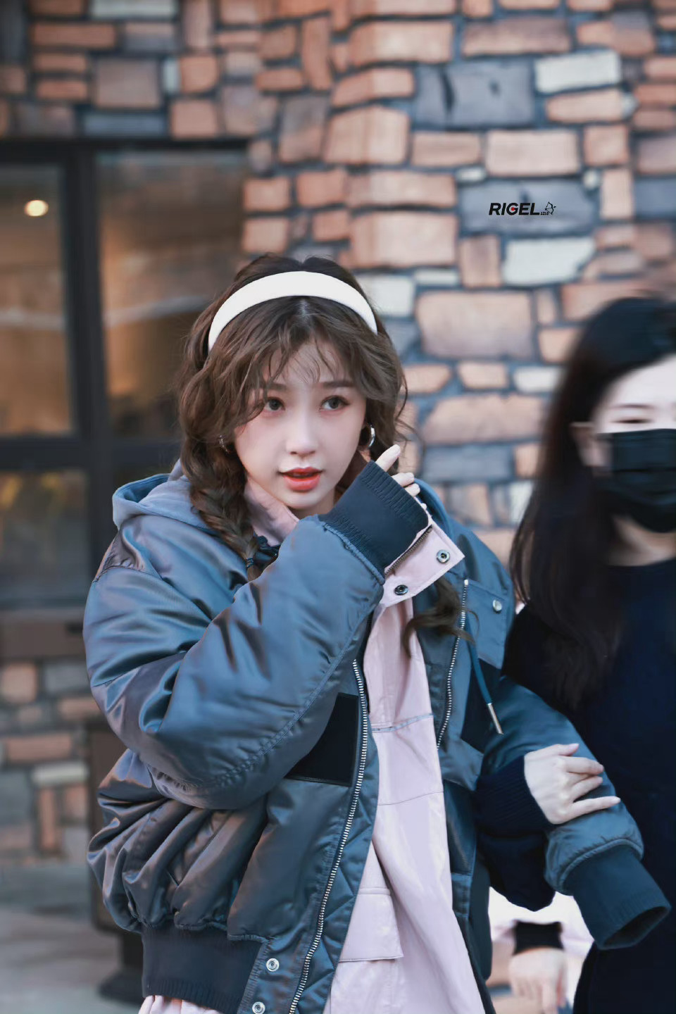 虞书欣今日上班饭拍 羊毛卷发型77粉色上衣可爱加倍|虞书欣_新浪