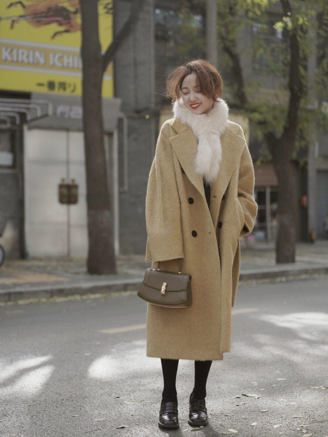 奔三奔四的女人一定要精致冬季多穿大地色大衣气质大加分