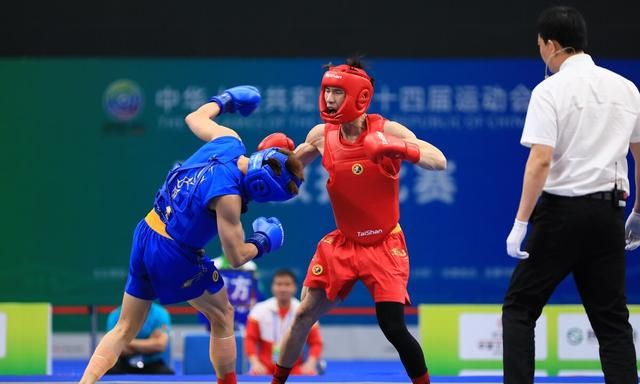 散打中鞭腿等腿法和接腿摔尤其出名,搭配以拳法,可以达到近可打/摔,远