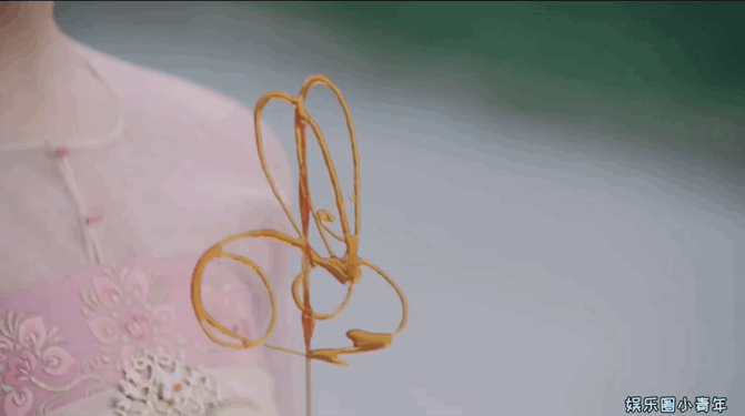 长歌行乐嫣看到卖糖人的去买糖人