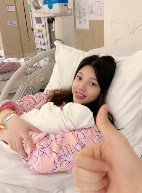 兜儿首晒9天女儿正脸照大眼睛像戴美瞳网友庆幸没遗传小猪