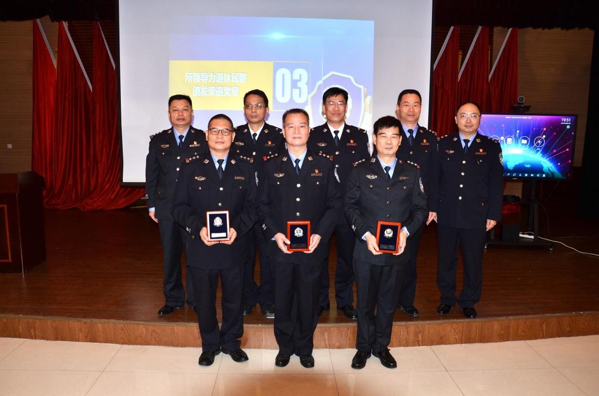 薪火相传,深圳强戒一所退休民警将接力棒交到新警手上