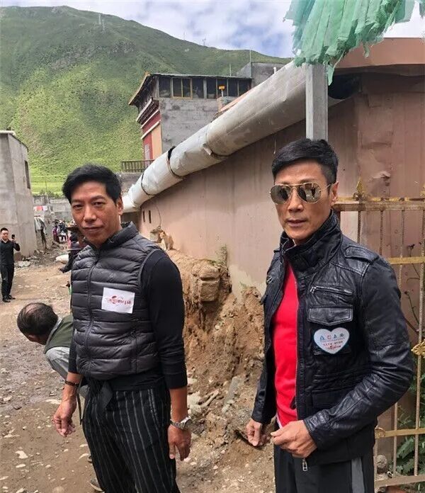 58岁的张耀扬从乌鸦变成白头翁而他身上的霸气也恢复了