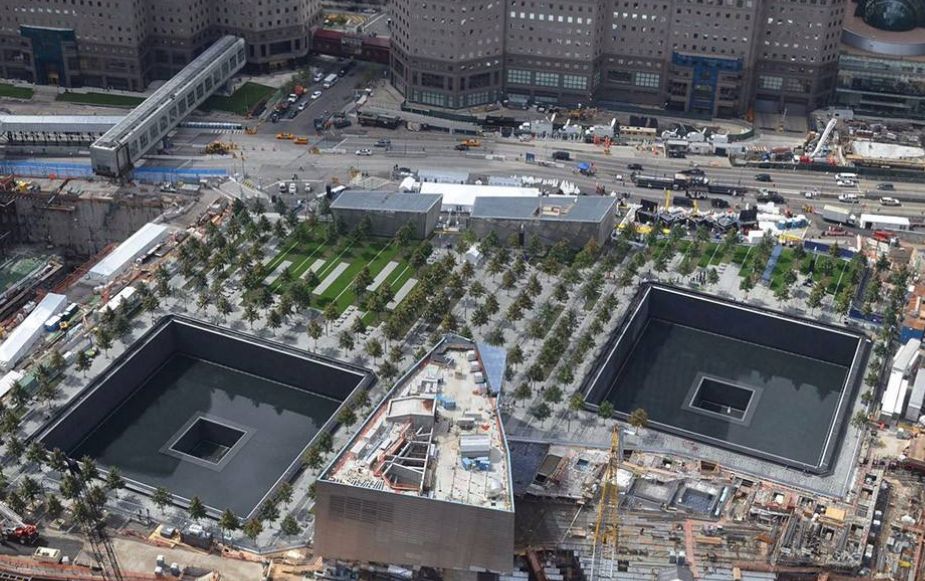 世贸中心遗址,如今叫做归零地同时也肯定了那些冒着生命危险去拯救