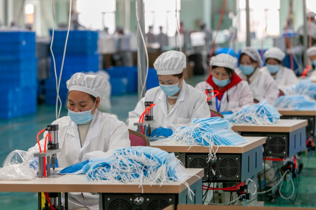  2020年4月8日，上海浦东某生产车间的工作人员在生产口罩。新华社发（王翔 摄）