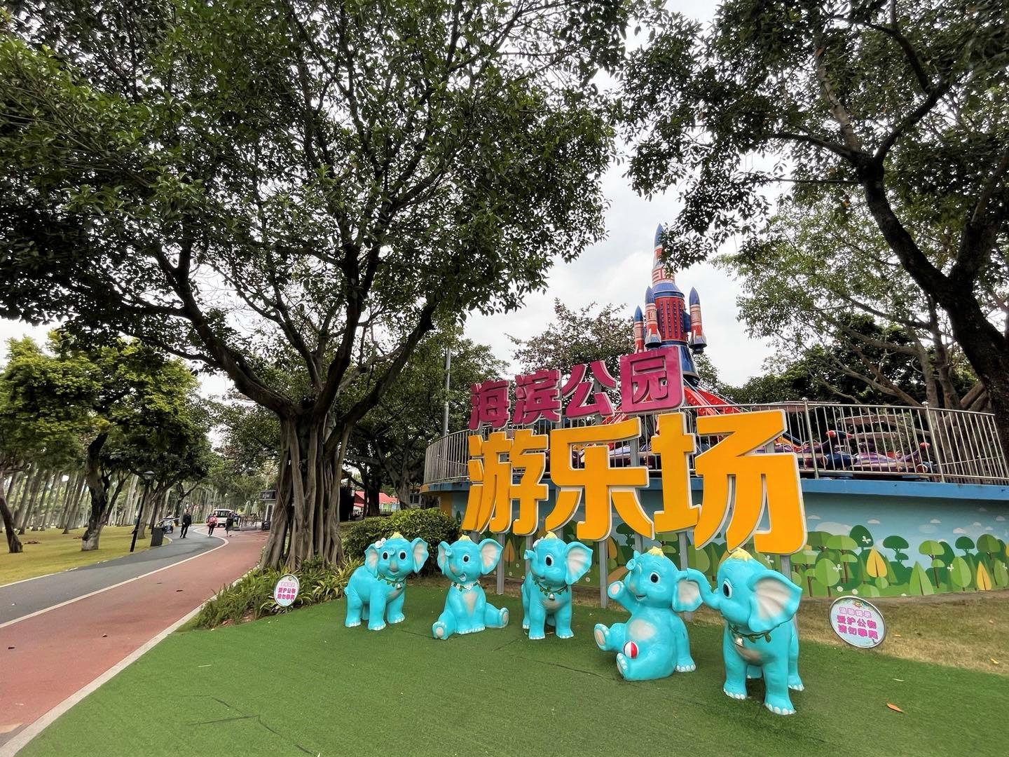 周末,海滨公园的游乐设施旁,土生土长的珠海人唐女士正牵着孩子的手在