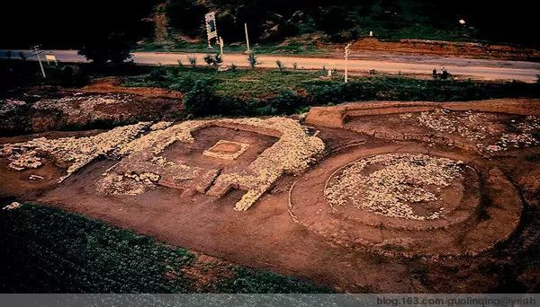 红山文化遗址中发现的祭坛