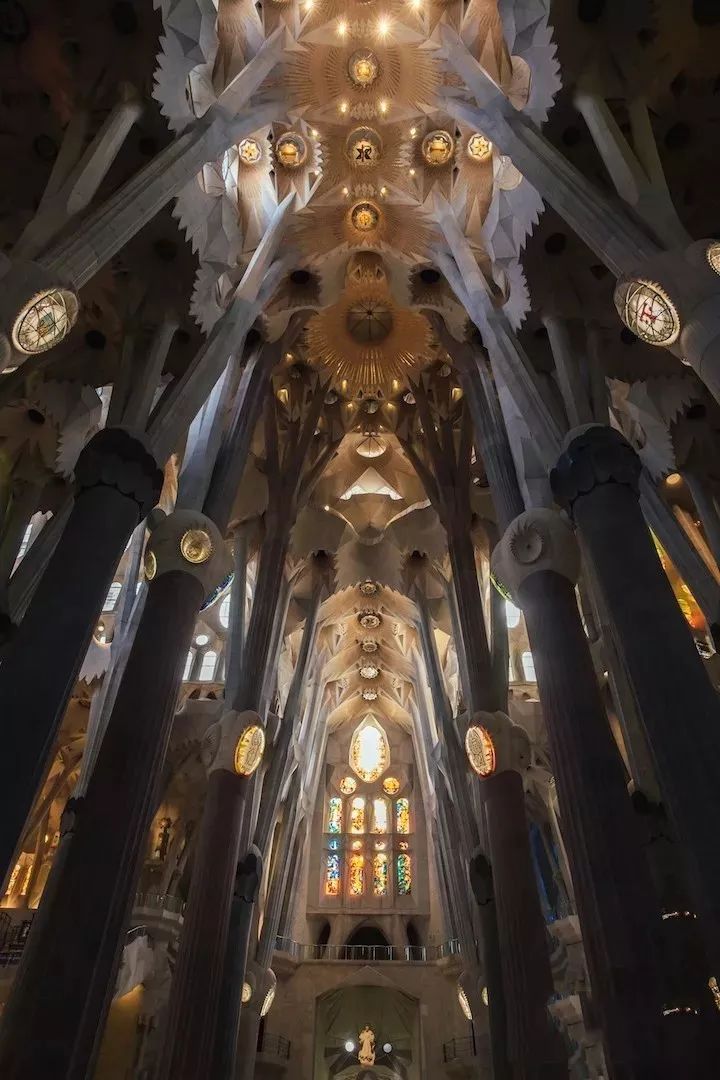 建了140年，全世界最伟大的＂烂尾楼＂封顶！高迪设计，横跨三个世纪！网友惊呼：有生之年！休闲区蓝鸢梦想 - Www.slyday.coM