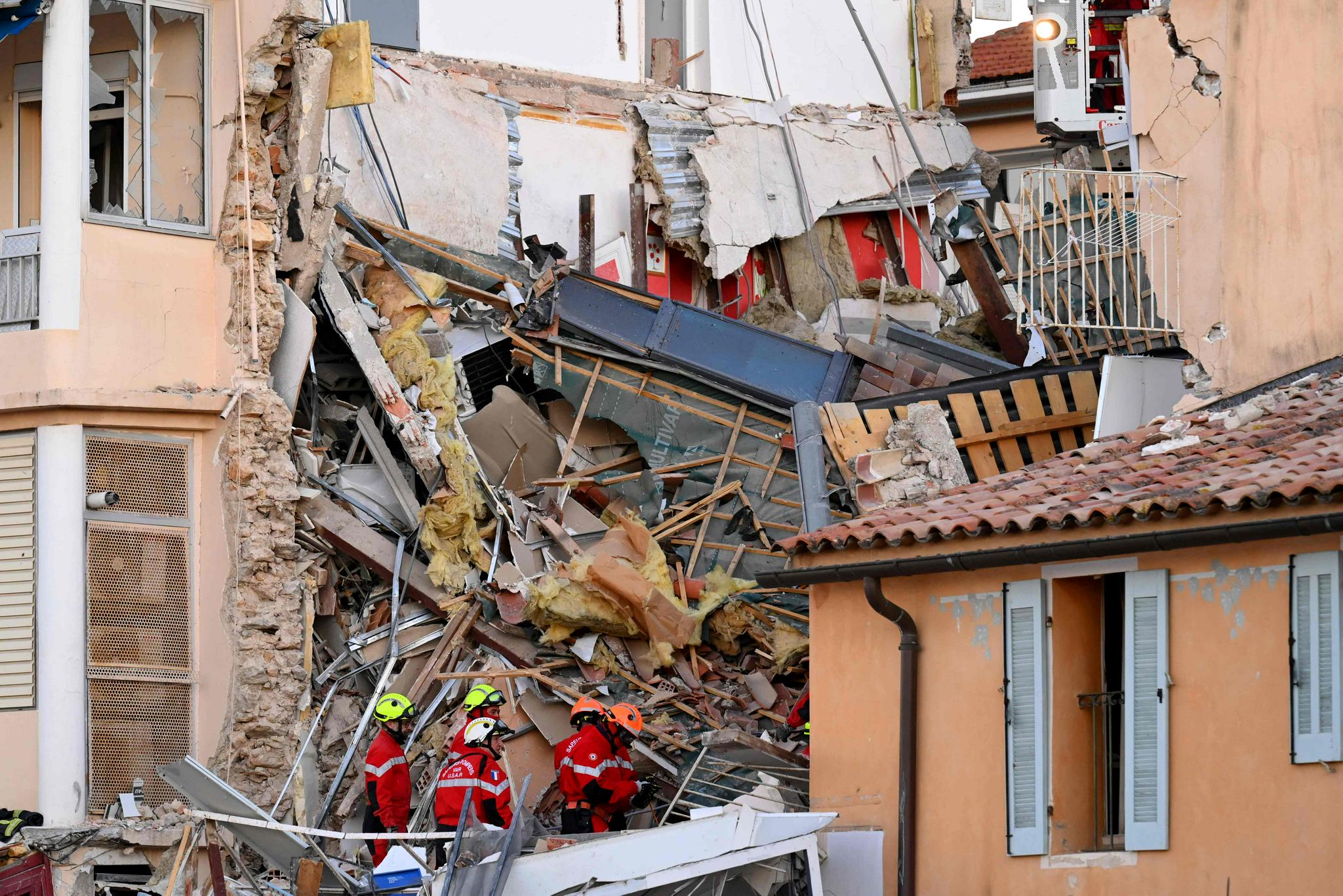 法国一公寓楼发生坍塌