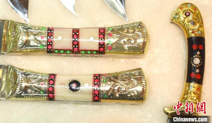 英吉沙小刀精美的刀柄采用金、银、铜、玉、骨、宝石等不同材质镶嵌制作。胡嘉琛 摄