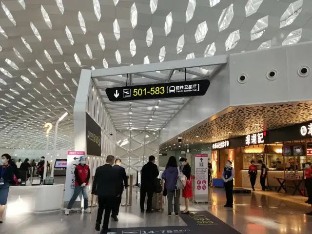 深晚记者率先体验深圳机场卫星厅便捷出行