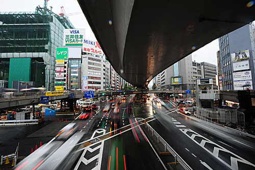 日本街头一景，新华社图