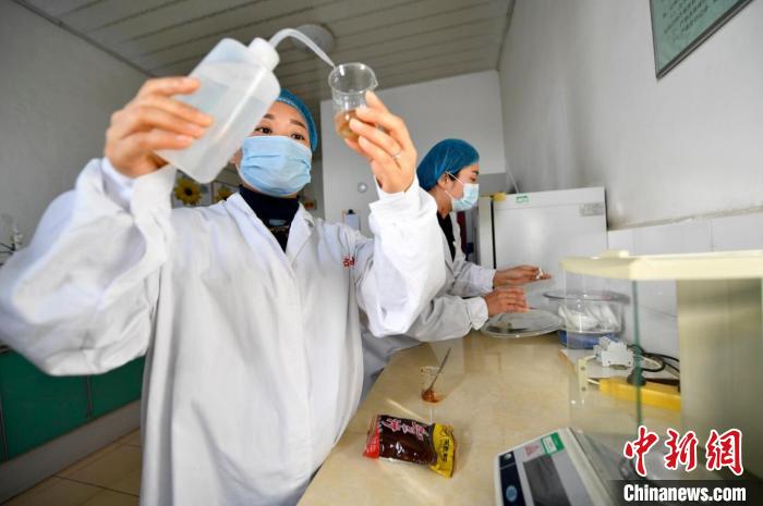 图为河北文安一杂粮加工企业质检人员正在监测红豆沙样品。　王晖 摄