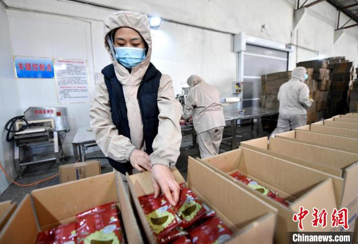 图为河北文安一杂粮加工企业工人正在打包装箱。　王晖 摄