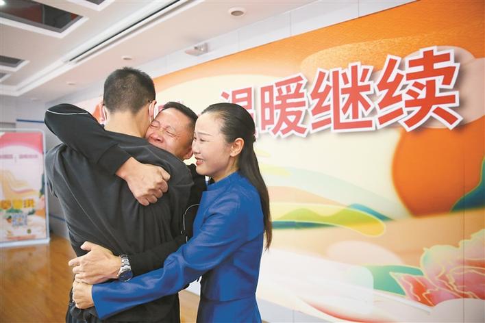 《亲爱的》原型人物被拐儿子找到了  孙海洋和儿子孙卓在深圳认亲休闲区蓝鸢梦想 - Www.slyday.coM