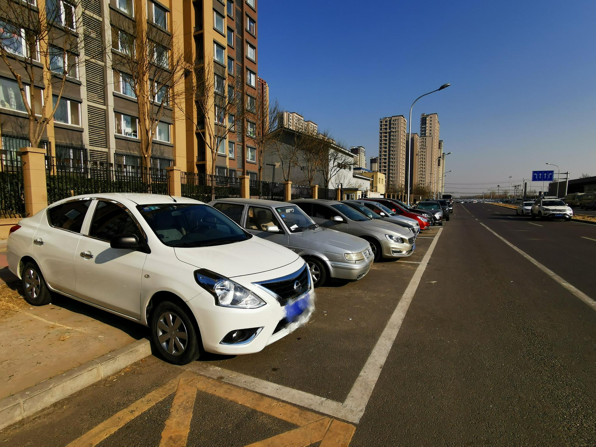 因停车资源紧张,不少车只能骑在马路牙子上停放.