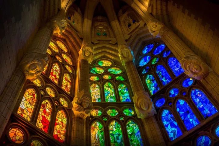 建了140年，全世界最伟大的＂烂尾楼＂封顶！高迪设计，横跨三个世纪！网友惊呼：有生之年！休闲区蓝鸢梦想 - Www.slyday.coM