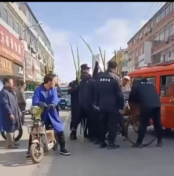黑衣人“抢甘蔗”事件：执法不能外包休闲区蓝鸢梦想 - Www.slyday.coM