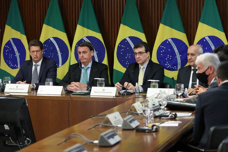 2021年4月22日，巴西巴西利亚，巴西总统博尔索纳罗（左二）、环境部长里卡多·萨列斯（左）和外交部长卡洛斯·弗兰萨（左三）出席全球气候峰会。