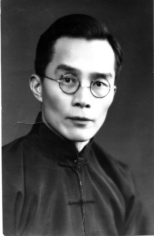 左二为梅夫人韩咏华,左三为冯友兰夫人,左四为顾毓琇夫人,前蹲者左为