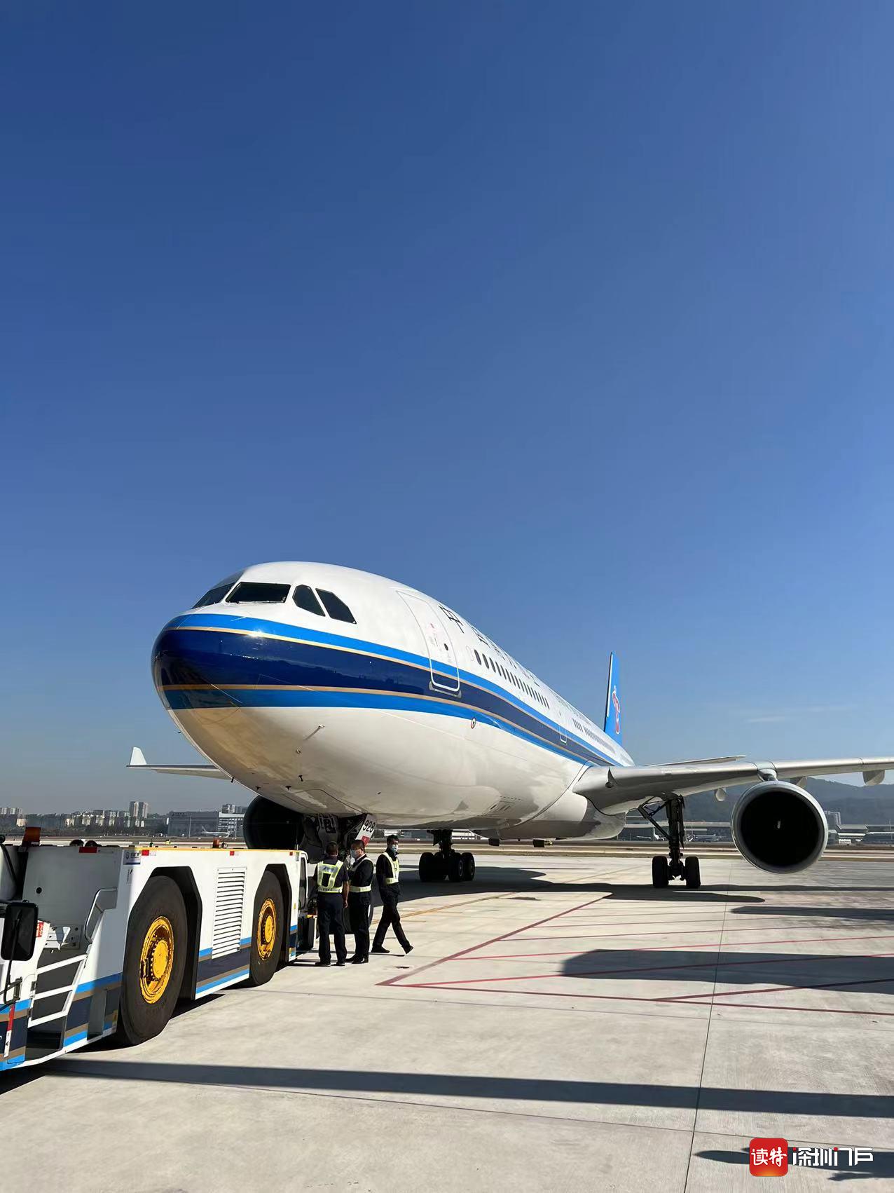 深圳机场卫星厅首发班机启航啦