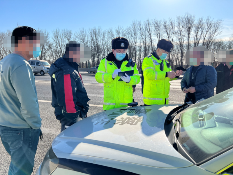 警探号丨严整高速路占用应急车道等违法 昌平交警早高峰罚超百辆车