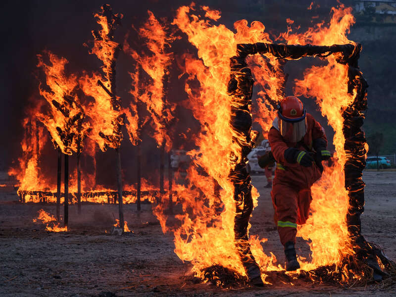 四川森林消防在汶川举行灭火演练|四川省|消防员|火灾_新浪新闻