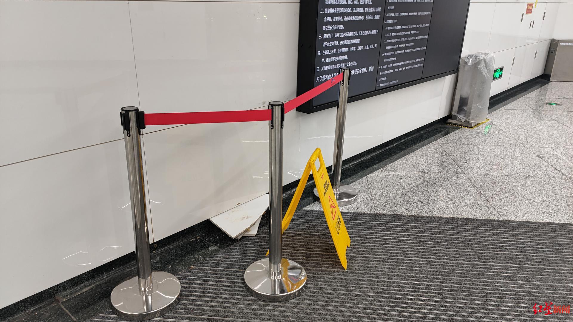 撞坏地铁站内一块瓷砖赔了1800元？地铁回应：维修复杂，包含人工费1300元休闲区蓝鸢梦想 - Www.slyday.coM