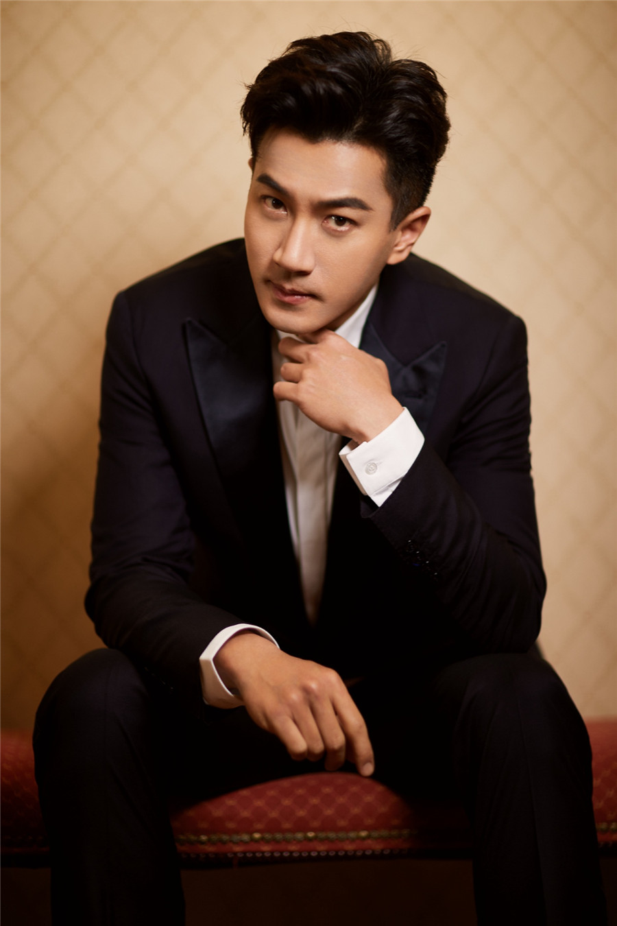 47岁刘恺威近照曝光面部僵硬苹果肌下垂被网友调侃硅胶感严重