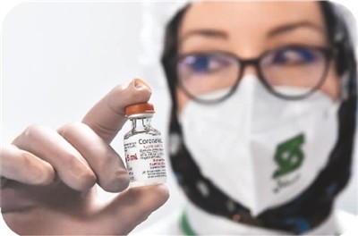 阿尔及利亚与中国合作生产新冠疫苗项目于9月29日正式投产。该项目由中国科兴公司和阿尔及利亚赛达尔医药集团合作，生产地点位于阿尔及利亚东部城市君士坦丁。图为9月29日，一名赛达尔医药集团的工作人员查看生产的新冠疫苗。新华社发