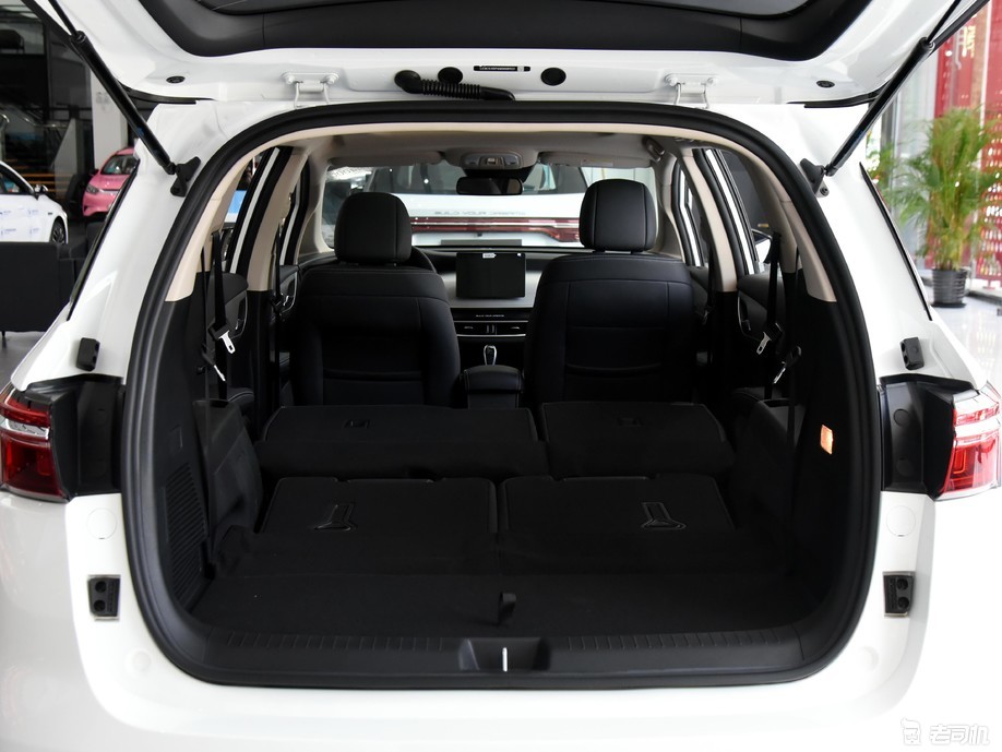储物空间亮点满满小哥带你一起看比亚迪宋max